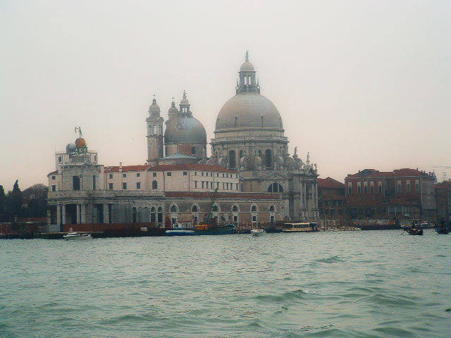 November in Venedig Tipps: Die Kirche Santa Maria della Salute im Zwielicht