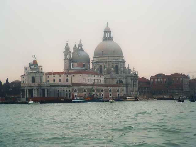 Venedig im November: Die Kirche Santa Maria della Salute im Zwielicht