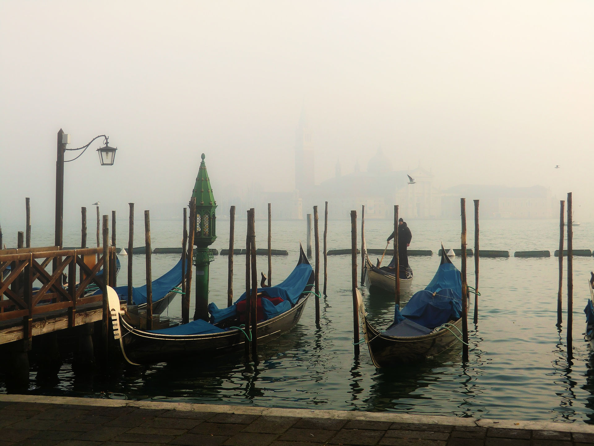 November in Venedig leere Gondeln im Nebel