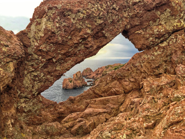 Esterel-Gebirge: Felsenfenster am Cap Esterel